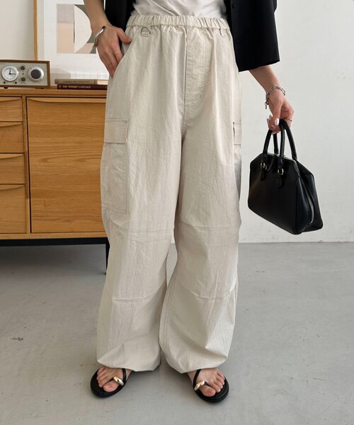 DISCOAT（ディスコート）の「【Enlude】Dカン付きワイドカーゴパンツ《ユニセックス》（カーゴパンツ・レディース・アイボリー/カーキ・SMALL/MEDIUM/LARGE）」の2枚目の写真