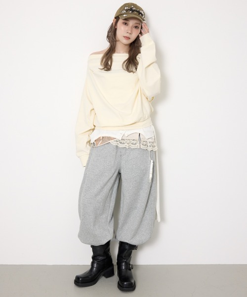 SLY（スライ）の「TUCKED OFFSHOULDER TOPS オフショルダースウェットトップス 春服 トレーナー（スウェット・レディース・ホワイト/ライトイエロー/杢グレー/ブラック・FREE）」の19枚目の写真