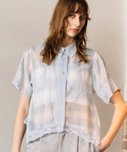 AULA AILA（アウラアイラ）の「チェックレーススイッチングコンパクトシャツ（シャツ/ブラウス・レディース・オレンジ/ライトブルー/ブラック・0）」の3枚目の写真