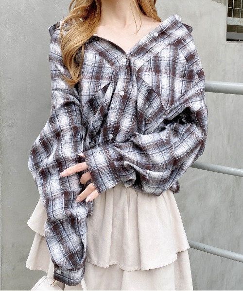 INGNI(イング)の「2Wayオフショルチェック柄シャツ(シャツ/ブラウス・レディース・ブラウン系その他2/ブラック系/ブルー系8・M)」の2枚目の写真
