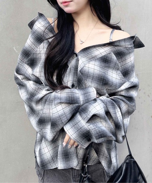 INGNI(イング)の「2Wayオフショルチェック柄シャツ(シャツ/ブラウス・レディース・ブラウン系その他2/ブラック系/ブルー系8・M)」の4枚目の写真