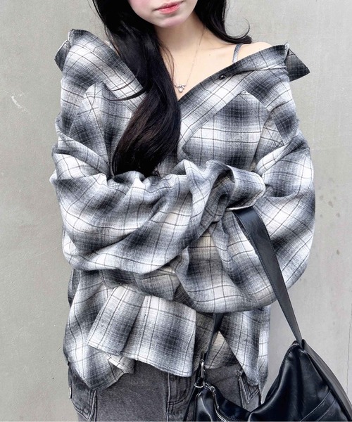 INGNI(イング)の「2Wayオフショルチェック柄シャツ(シャツ/ブラウス・レディース・ブラウン系その他2/ブラック系/ブルー系8・M)」の5枚目の写真