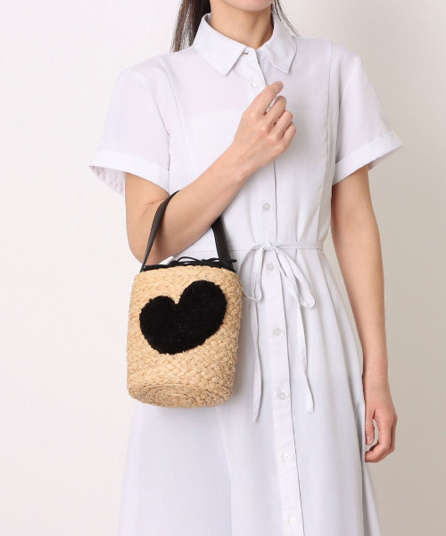 cache cache（カシュ カシュ）の「カシュカシュ cachecache / ハート付ラフィアバケットトート カゴバッグ（かごバッグ・レディース・ブラック/レッド・FREE）」の2枚目の写真