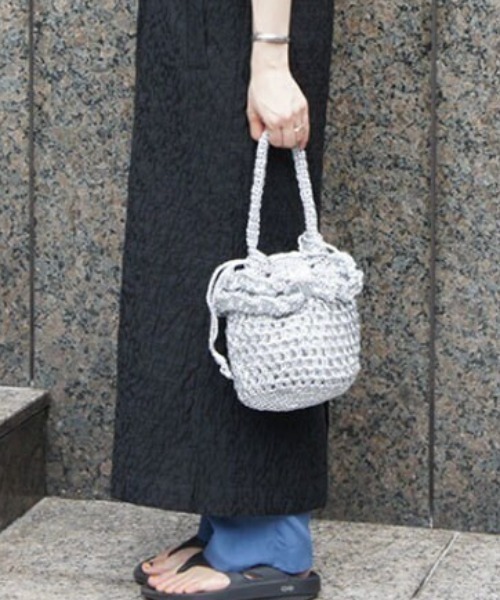 CACHELLIE（カシェリエ）の「METALLIC FRILL POUCH TOTE（トートバッグ・レディース・ブラック/シルバー・FREE）」の11枚目の写真