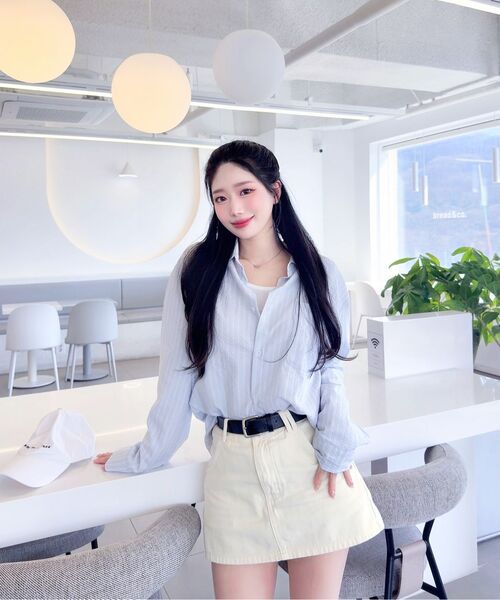 MICANE（ミケーネ）の「フィラストライプオーバーサイズシャツ（シャツ/ブラウス・レディース・スカイブルー/ブラウン・SMALL/MEDIUM/LARGE/X-LARGE）」の13枚目の写真