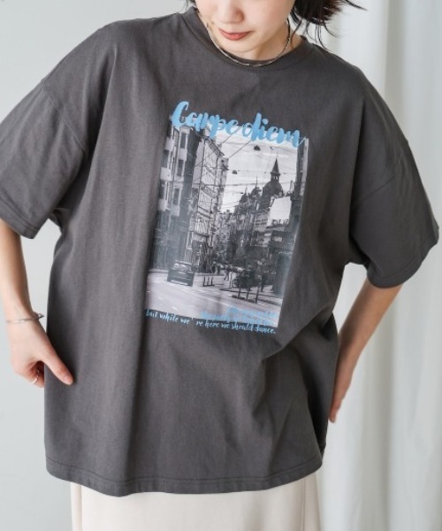 Bou Jeloud(ブージュルード)の「タウンフォトカラーロゴTシャツ(Tシャツ/カットソー・レディース・チャコールグレー/オフホワイト・MEDIUM)」の2枚目の写真