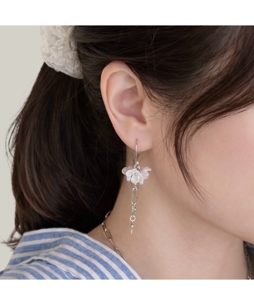 tone(トーン)の「【Agaro】No.510 アシンメトリー フラワーチェーンピアス(MA)(ピアス(両耳用)・レディース・ブラック/ホワイト・FREE)」の1枚目の写真