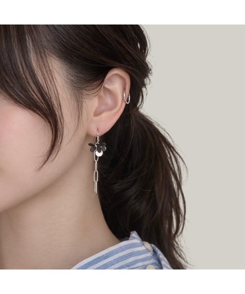 tone(トーン)の「【Agaro】No.510 アシンメトリー フラワーチェーンピアス(MA)(ピアス(両耳用)・レディース・ブラック/ホワイト・FREE)」の2枚目の写真