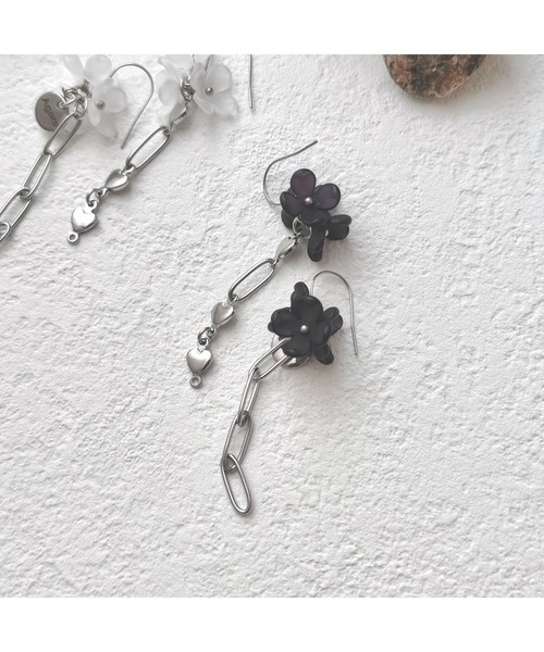 tone(トーン)の「【Agaro】No.510 アシンメトリー フラワーチェーンピアス(MA)(ピアス(両耳用)・レディース・ブラック/ホワイト・FREE)」の7枚目の写真