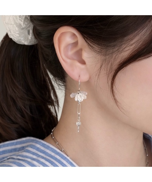 tone(トーン)の「【Agaro】No.510 アシンメトリー フラワーチェーンピアス(MA)(ピアス(両耳用)・レディース・ブラック/ホワイト・FREE)」の5枚目の写真