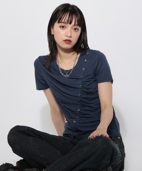 PAGEBOY(ページボーイ)の「ボタンスリットトップス/ギャザートップス(Tシャツ/カットソー・レディース・ブラック/ブルー・FREE)」の1枚目の写真