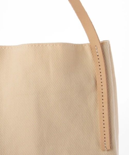 EARTH MADE（アースメイド）の「SLIM LEATHER HANDLE TOTE / WIDE（トートバッグ・レディース・グレー/チャコールグレー/ナチュラル/ベージュ・FREE）」の7枚目の写真