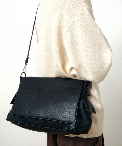 MAISON MINED(メゾンミネド)の「CRACK LEATHER CROSS BAG BLACK(メッセンジャーバッグ・メンズ・その他・FREE)」の1枚目の写真
