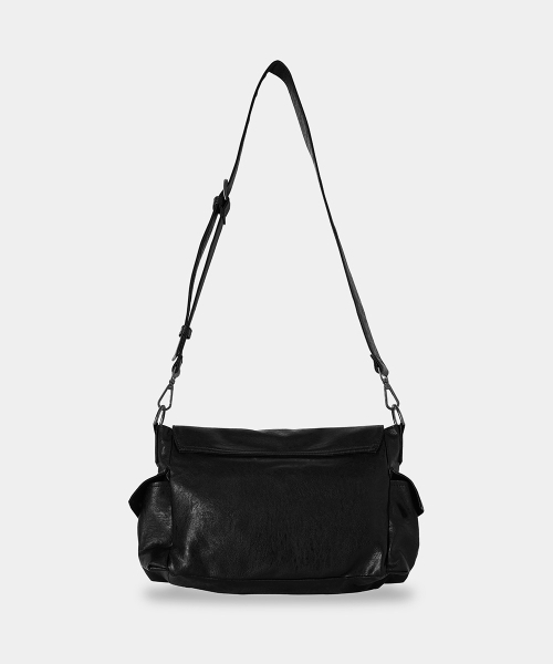 MAISON MINED(メゾンミネド)の「CRACK LEATHER CROSS BAG BLACK(メッセンジャーバッグ・メンズ・その他・FREE)」の3枚目の写真