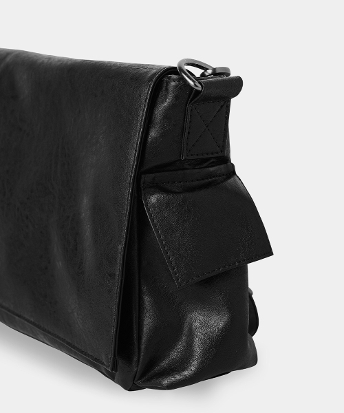 MAISON MINED(メゾンミネド)の「CRACK LEATHER CROSS BAG BLACK(メッセンジャーバッグ・メンズ・その他・FREE)」の4枚目の写真