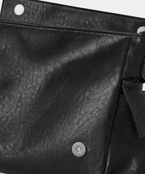 MAISON MINED(メゾンミネド)の「CRACK LEATHER CROSS BAG BLACK(メッセンジャーバッグ・メンズ・その他・FREE)」の5枚目の写真