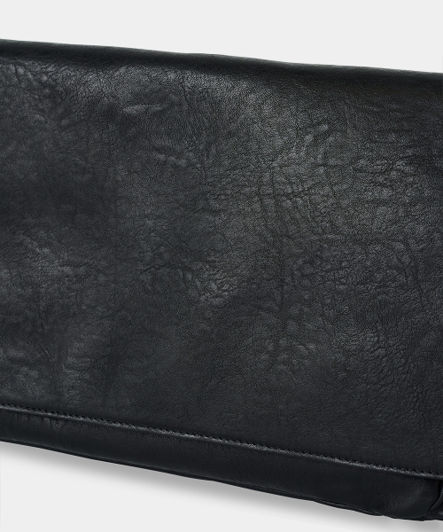 MAISON MINED(メゾンミネド)の「CRACK LEATHER CROSS BAG BLACK(メッセンジャーバッグ・メンズ・その他・FREE)」の6枚目の写真