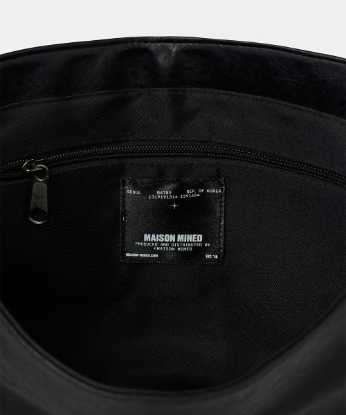 MAISON MINED(メゾンミネド)の「CRACK LEATHER CROSS BAG BLACK(メッセンジャーバッグ・メンズ・その他・FREE)」の8枚目の写真