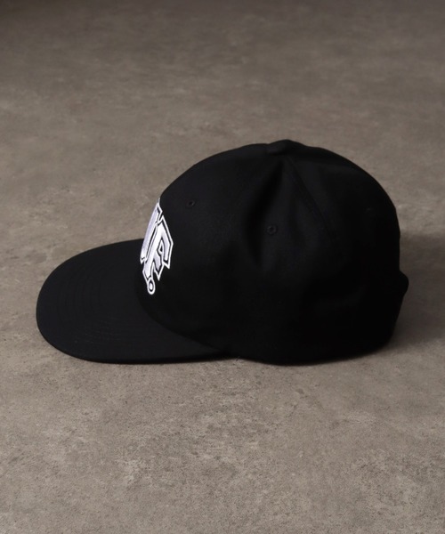 HUF（ハフ）の「【HUF/ハフ】CLASSIC ARCH SNAPBACK / 6パネル フラット バイザー キャップ（キャップ・メンズ・ブラック・FREE）」の2枚目の写真