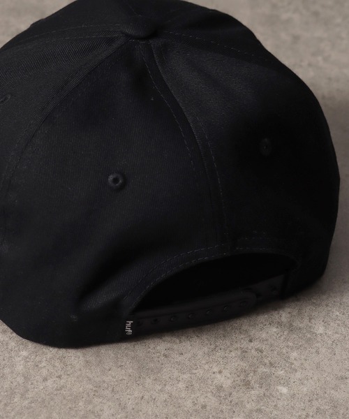 HUF（ハフ）の「【HUF/ハフ】CLASSIC ARCH SNAPBACK / 6パネル フラット バイザー キャップ（キャップ・メンズ・ブラック・FREE）」の6枚目の写真