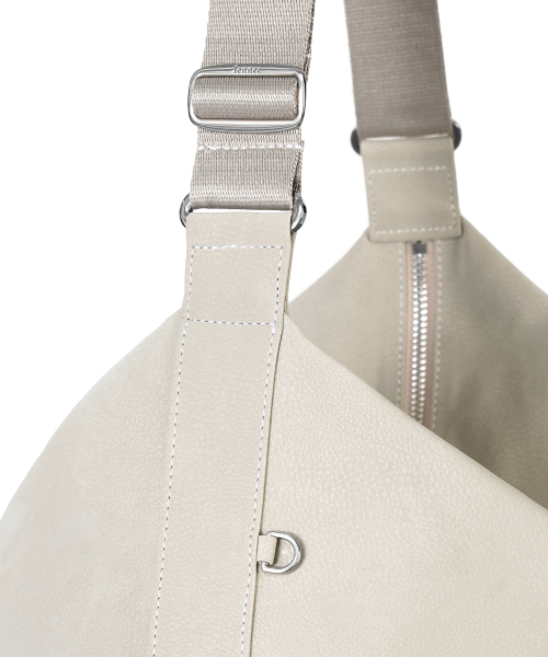 FENNEC（フェネック）の「ROOMY HOBO BAG - NUBUCK CREAM（メッセンジャーバッグ・レディース・その他・FREE）」の7枚目の写真