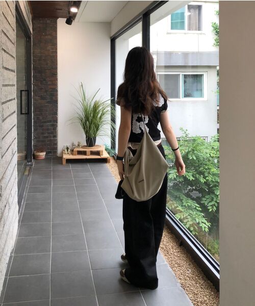 FENNEC（フェネック）の「ROOMY HOBO BAG - NUBUCK CREAM（メッセンジャーバッグ・レディース・その他・FREE）」の11枚目の写真