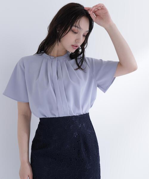 NATURAL BEAUTY BASIC（ナチュラルビューティーベーシック）の「フロントタックブラウス半袖（シャツ/ブラウス・レディース・ベージュ/ブラウン/オフホワイト/ブルー・SMALL/MEDIUM）」の4枚目の写真