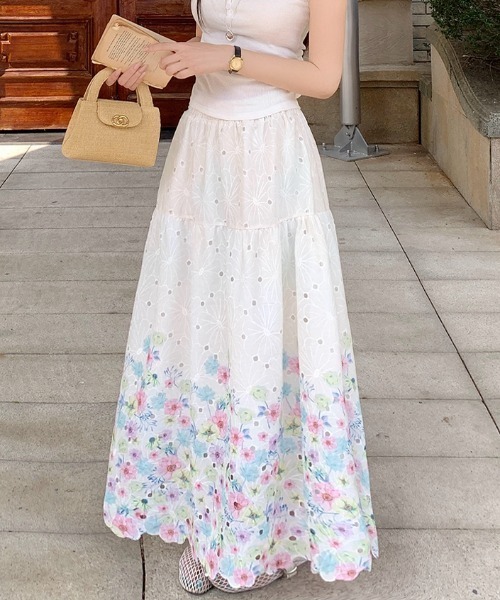 CHUL(チュル)の「刺繍フラワーティアードロングスカート(スカート・レディース・ホワイト・SMALL/MEDIUM/LARGE)」の1枚目の写真