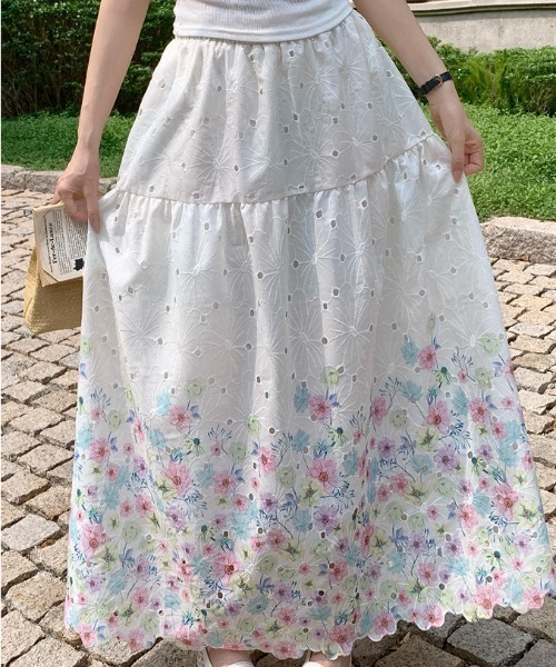 CHUL(チュル)の「刺繍フラワーティアードロングスカート(スカート・レディース・ホワイト・SMALL/MEDIUM/LARGE)」の2枚目の写真