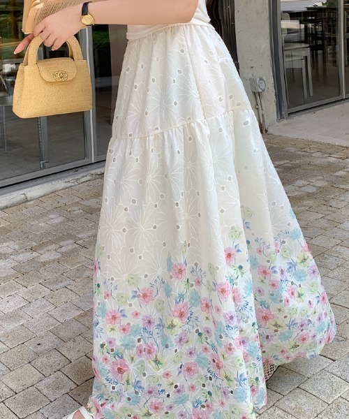 CHUL(チュル)の「刺繍フラワーティアードロングスカート(スカート・レディース・ホワイト・SMALL/MEDIUM/LARGE)」の3枚目の写真