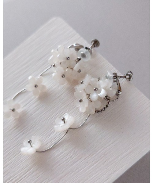 推しに愛されるアクセサリー】こぼれる小花の2wayイヤリング