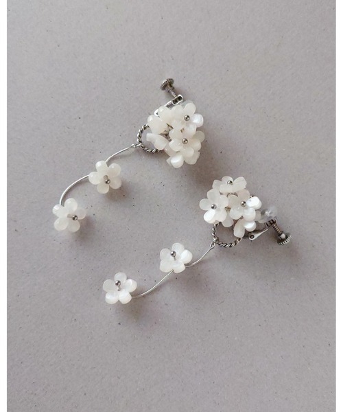 推しに愛されるアクセサリー】こぼれる小花の2wayイヤリング