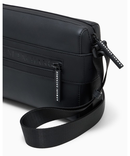 ARMANI EXCHANGE(アルマーニエクスチェンジ)の「【A|X アルマーニ エクスチェンジ】AXロゴ ショルダーバッグ(ショルダーバッグ・メンズ・ブラック・FREE)」の4枚目の写真