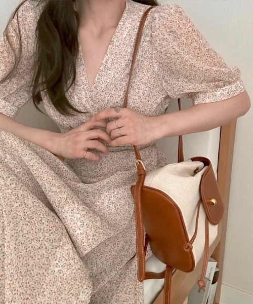 FAVORITO（ファヴォリート）の「Vネック花柄ワンピース（ワンピース・レディース・ブラック/ホワイト・F）」の3枚目の写真