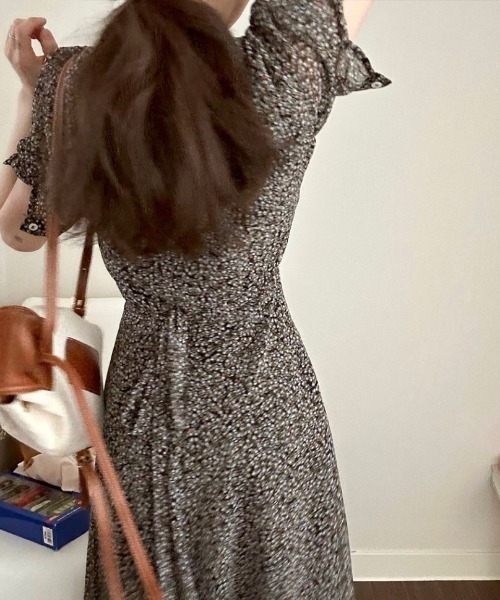 FAVORITO（ファヴォリート）の「Vネック花柄ワンピース（ワンピース・レディース・ブラック/ホワイト・F）」の18枚目の写真