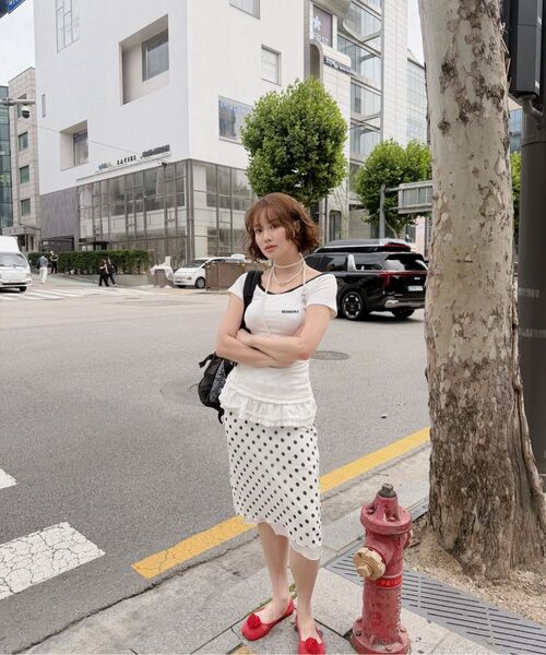 NICK&NICOLE（ニックアンドニコール）の「OFF-SHOULDER FRILL HALF TOP_WHITE（Tシャツ/カットソー・レディース・その他・FREE）」の6枚目の写真