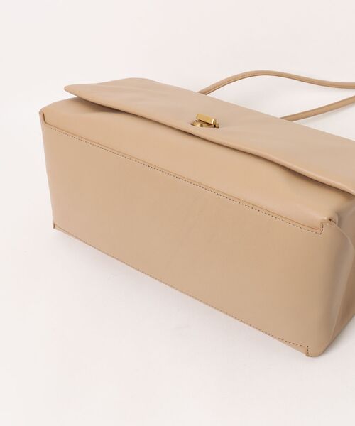 MARC JACOBS(マークジェイコブス)の「THE LARGE DUAL SHOULDER/ザ レザー デュアル ショルダー ラージ(ショルダーバッグ・レディース・キャメル・ONE SIZE)」の9枚目の写真