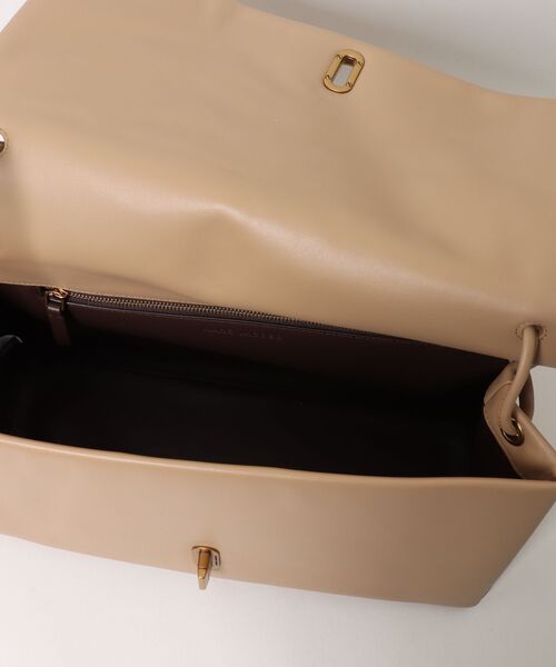 MARC JACOBS(マークジェイコブス)の「THE LARGE DUAL SHOULDER/ザ レザー デュアル ショルダー ラージ(ショルダーバッグ・レディース・キャメル・ONE SIZE)」の10枚目の写真
