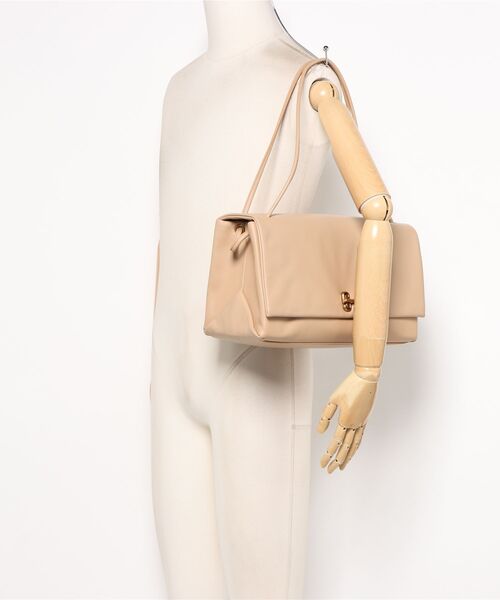 MARC JACOBS(マークジェイコブス)の「THE LARGE DUAL SHOULDER/ザ レザー デュアル ショルダー ラージ(ショルダーバッグ・レディース・キャメル・ONE SIZE)」の11枚目の写真
