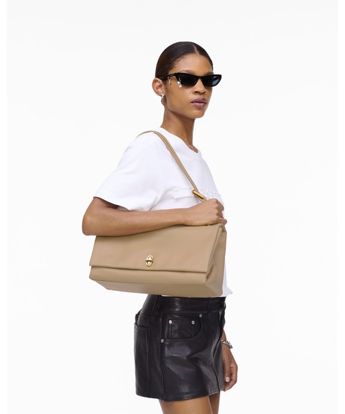 MARC JACOBS(マークジェイコブス)の「THE LARGE DUAL SHOULDER/ザ レザー デュアル ショルダー ラージ(ショルダーバッグ・レディース・キャメル・ONE SIZE)」の2枚目の写真