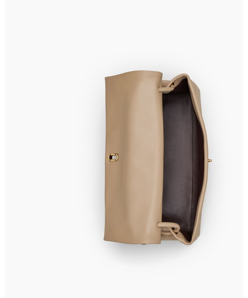 MARC JACOBS(マークジェイコブス)の「THE LARGE DUAL SHOULDER/ザ レザー デュアル ショルダー ラージ(ショルダーバッグ・レディース・キャメル・ONE SIZE)」の6枚目の写真