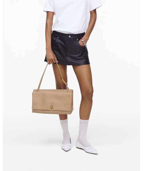 MARC JACOBS(マークジェイコブス)の「THE LARGE DUAL SHOULDER/ザ レザー デュアル ショルダー ラージ(ショルダーバッグ・レディース・キャメル・ONE SIZE)」の7枚目の写真
