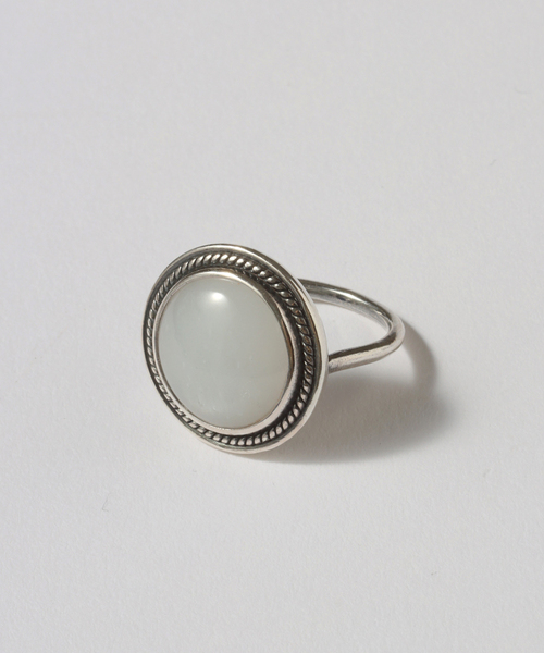 Lilas(リラ)の「【SAMH by LILAS】 Vintagelike ホワイトムーンストーンリング SV(リング・レディース・シルバー・13/15 )」の4枚目の写真