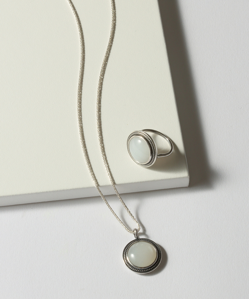 Lilas(リラ)の「【SAMH by LILAS】 Vintagelike ホワイトムーンストーンリング SV(リング・レディース・シルバー・13/15 )」の5枚目の写真