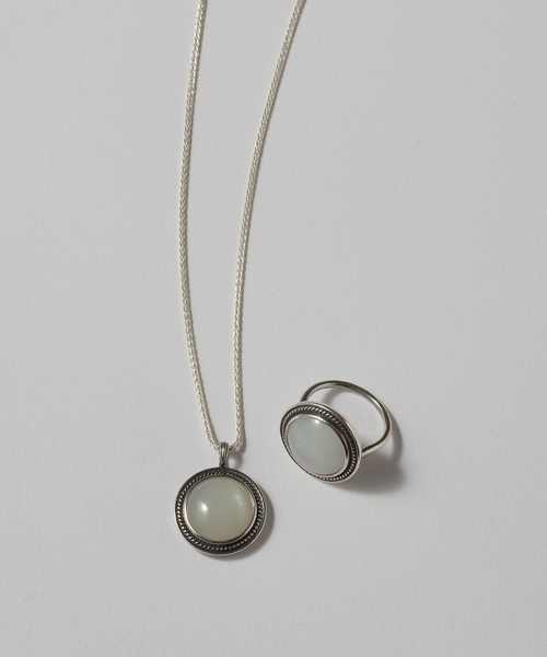 Lilas(リラ)の「【SAMH by LILAS】 Vintagelike ホワイトムーンストーンリング SV(リング・レディース・シルバー・13/15 )」の6枚目の写真