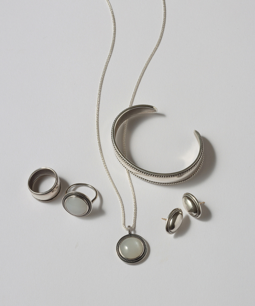 Lilas(リラ)の「【SAMH by LILAS】 Vintagelike ホワイトムーンストーンリング SV(リング・レディース・シルバー・13/15 )」の8枚目の写真