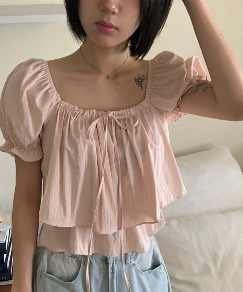Dream garden(ドリームガーデン)の「オフショルダー パフスリーブ ティアード トップス(Tシャツ/カットソー・レディース・ホワイト/ピンク/ブルー/ベージュ・FREE)」の4枚目の写真
