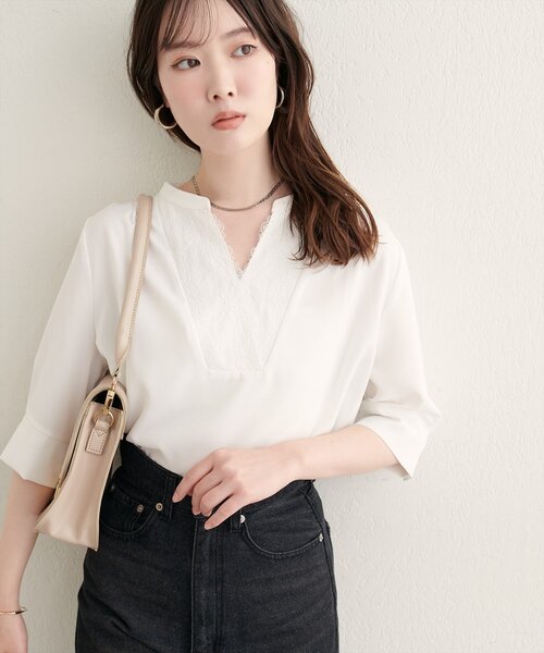 natural couture(ナチュラルクチュール)の「フロントレースVネックブラウス(シャツ/ブラウス・レディース・サックスブルー/オフホワイト/ネイビー/グレイッシュベージュ/チャコールグレー・FREE)」の2枚目の写真