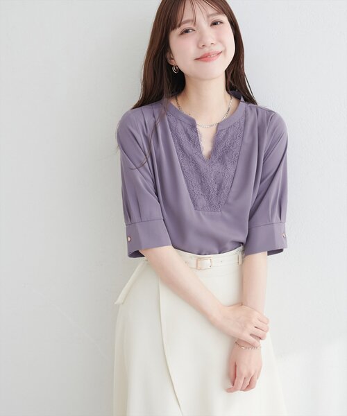 natural couture(ナチュラルクチュール)の「フロントレースVネックブラウス(シャツ/ブラウス・レディース・サックスブルー/オフホワイト/ネイビー/グレイッシュベージュ/チャコールグレー・FREE)」の1枚目の写真