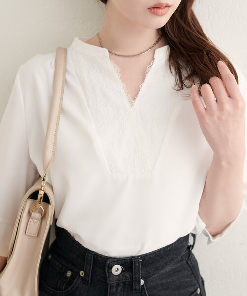 natural couture(ナチュラルクチュール)の「フロントレースVネックブラウス(シャツ/ブラウス・レディース・サックスブルー/オフホワイト/ネイビー/グレイッシュベージュ/チャコールグレー・FREE)」の6枚目の写真
